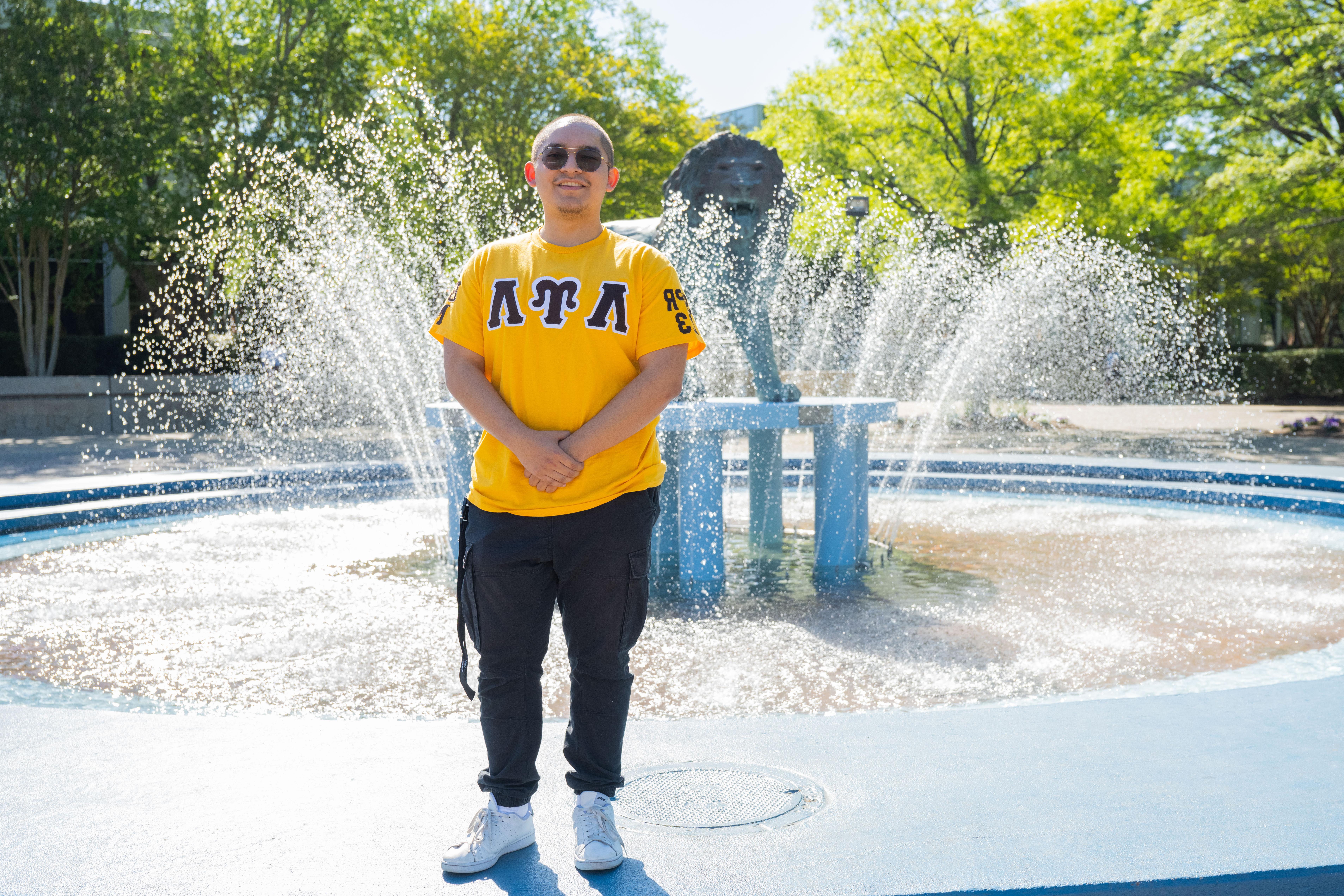 联谊会 member stands in front of fountain